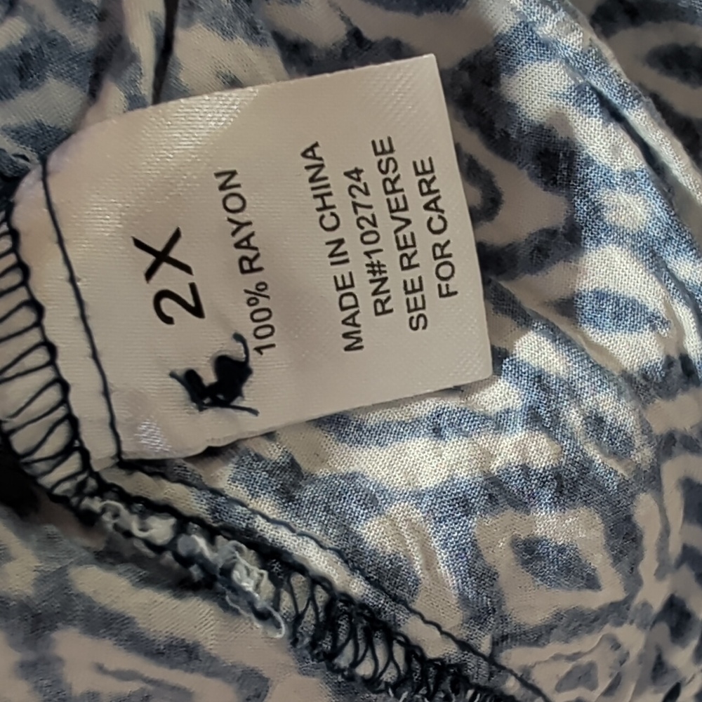 Women's Blue White Patterned Top 2X - Picture 8 of 12